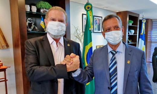 Governador Mauro Carlesse e deputado Antônio Andrade durante encontro no Palácio Araguaia, nessa quarta-feira, 7, para debater implantação dos leitos de UTI em Porto Nacional 