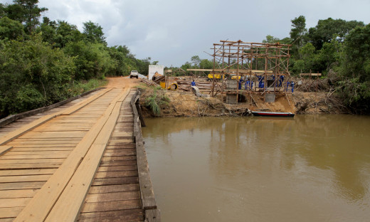  Ponte nova está sendo construída bem ao lado da velha ponte de madeira, por onde flui o trânsito atualmente