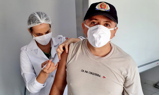 Nesta primeira etapa, 20 policiais militares voluntários receberam a primeira dose dos imunizantes AstraZeneca e CoronaVac contra a Covid-19