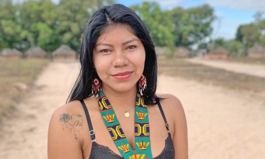 Indígena Krahô exibe colar e brincos produzidos com missangas 