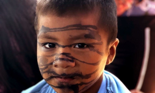 Criança Avá-Canoeiro: pintura do rosto levou este povo a ser conhecido como Cara Preta