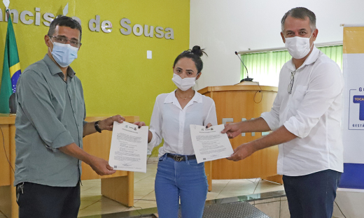Presidente do Naturatins, Renato Jayme; e o secretário de Agricultura, Pecuária e Aquicultura (Seagro), Jaime Café, entregam certificados de revisão de outorga