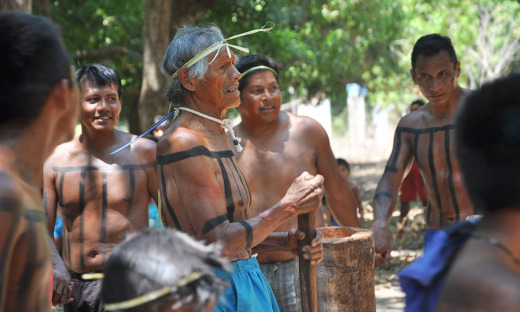 Entre os direitos dos povos indígenas estão o respeito à sua organização social, costumes, línguas, crenças e tradições