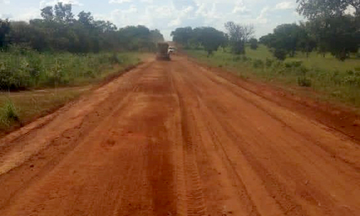 Serviços de conservação restabelecem trafegabilidade na TO-181, no município de Araguaçu