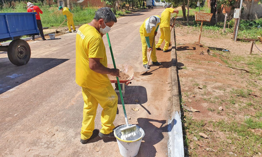 Com o Reeduca Tocantins, custodiados trabalham na pintura de meios-fios em Abreulândia