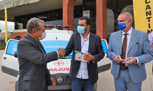 Vice-governador Wanderlei Barbosa recebeu da Confederação Brasileira de Futebol (CBF) e da Federação Tocantinense de Futebol (FTF) nessa quinta-feira, 29, no Palácio Araguaia, a doação de uma ambulância para o Hospital Geral de Palmas 