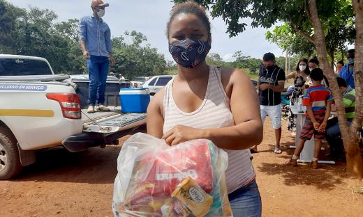 Mãe de duas crianças, Letícia da Conceição Ferreira conta que ouviu pela rádio sobre a ação na sua comunidade e foi uma das primeiras a garantir sua cesta básica