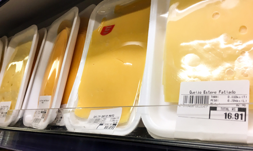 Alguns produtos pré-embalados como queijos, carnes, frutas, nozes, castanhas ou bacalhau seco são etiquetados pelo próprio estabelecimento