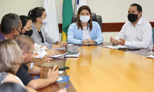 Secretária Adriana Aguiar recebeu representantes da Feapaes para avaliar iniciativas da parceria com as instituições