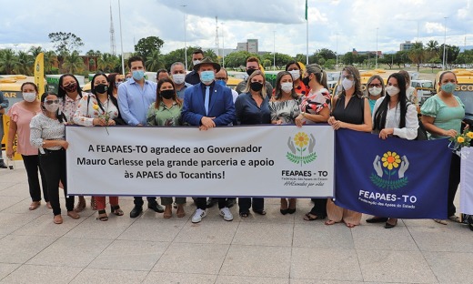 Governador finalizou a entrega de centenas de ônibus escolares com mais 13 veículos destinados às Apaes 