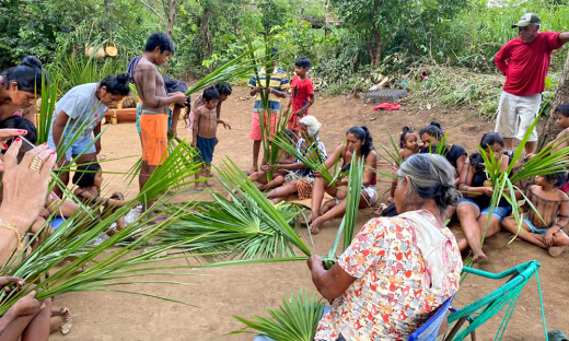 Anciões da aldeia Montes Belos repassam os conhecimentos e a arte de produzir o artesanato indígena às crianças da aldeia
