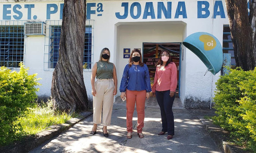 Adriana Aguiar no Colégio Estadual Joana Batista Cordeiro, em Arraias, onde acompanhou andamento das obras na quadra coberta da escola
