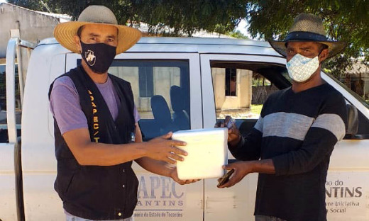 Produtor rural da comunidade quilombola Carrapato recebe vacinas contra aftosa para imunizar os bovídeos de sua propriedade