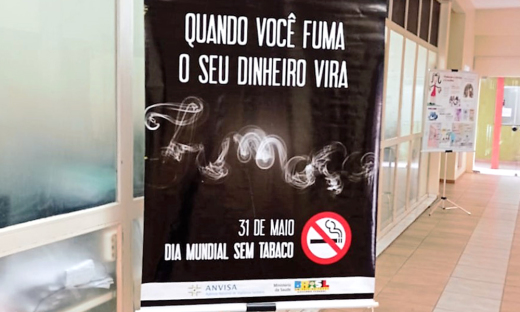 Banners expõem temáticas sobre o controle do consumo do tabaco