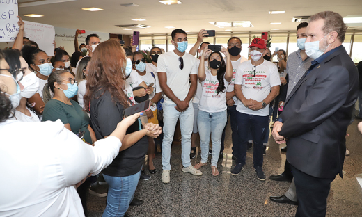 Nessa quinta-feira, 13, o Governador recebeu no Palácio Araguaia, profissionais da Enfermagem que estavam em busca de apoio para aprovação de projetos de leis que beneficiam a categoria